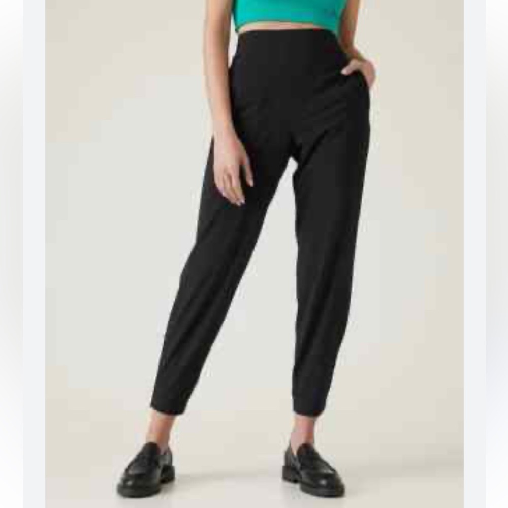 Athleta 🎉HP🎉pull on jogger pants w/ zipper bottom hem for easy on and off access